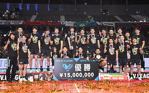 優勝時の集合写真1