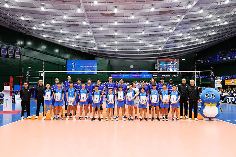 写真：大阪ブルテオンとU12の選手、スタッフの集合写真