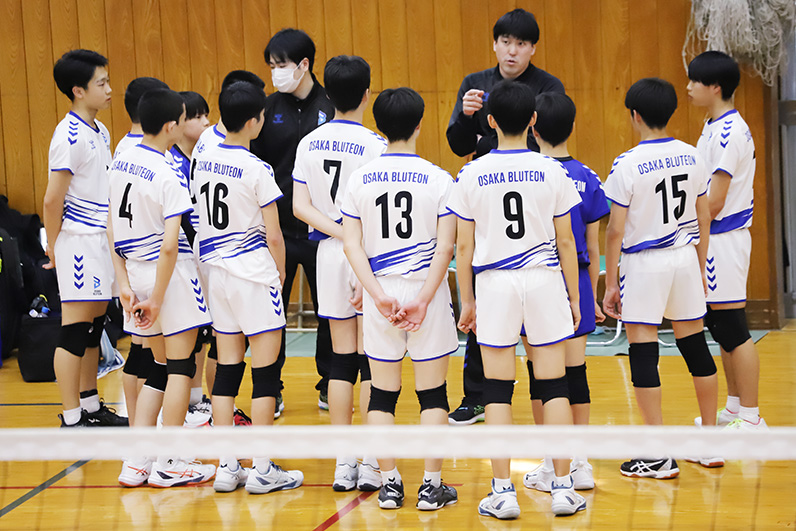 写真：監督の話を聞く選手たち