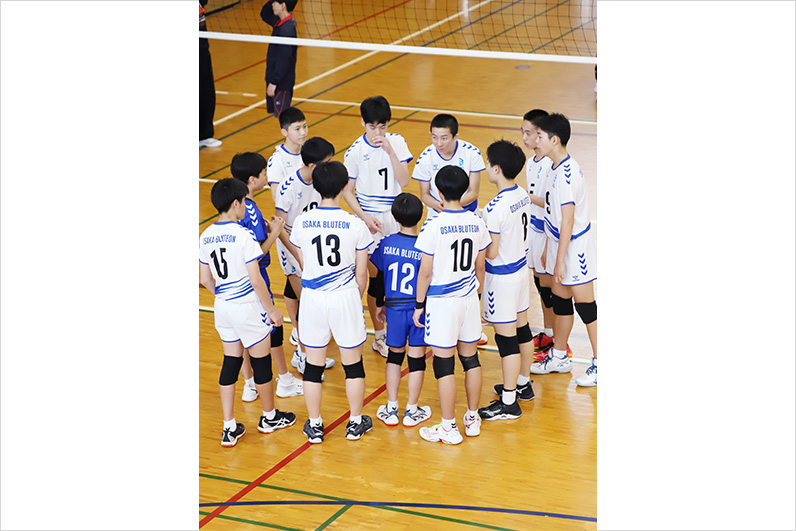 写真：コートに集まる選手たち