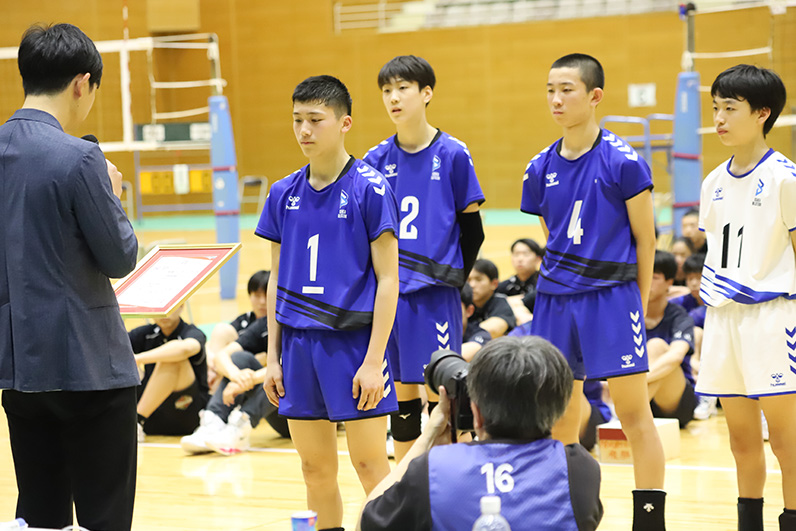 写真：浅倉GMの挨拶を聞く選手たち