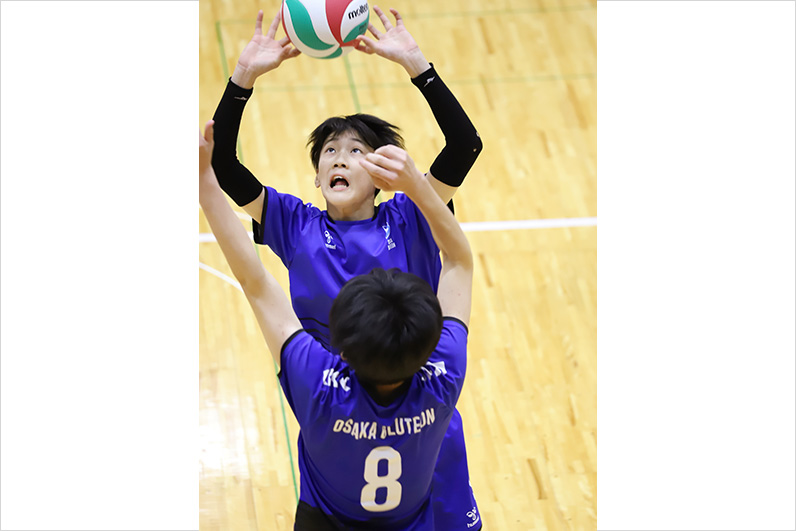 写真：監督の話を聞く選手たち