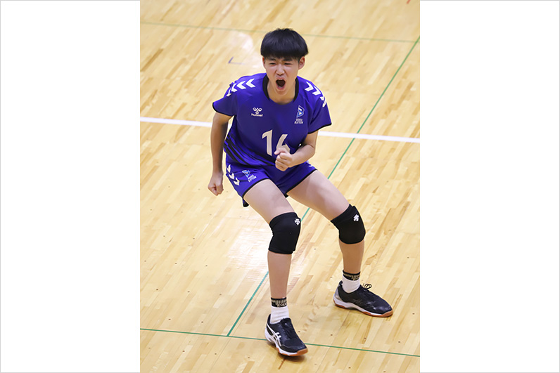写真：コートに集まる選手たち