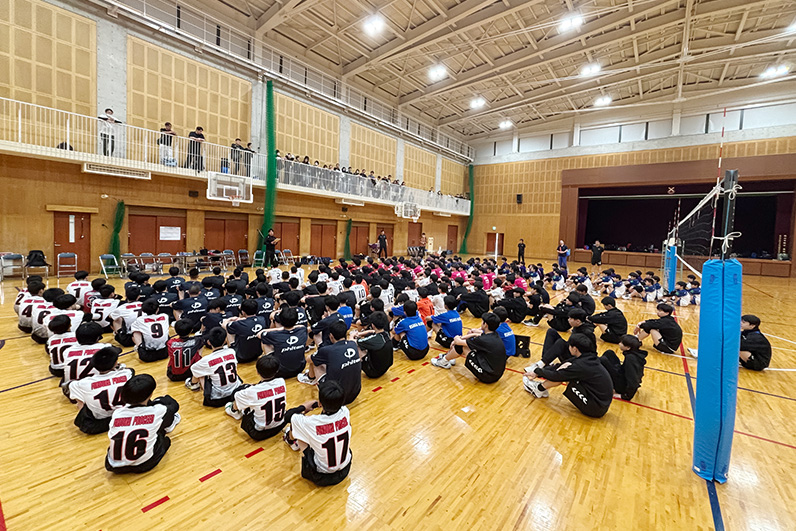 写真：話を聞く選手たち
