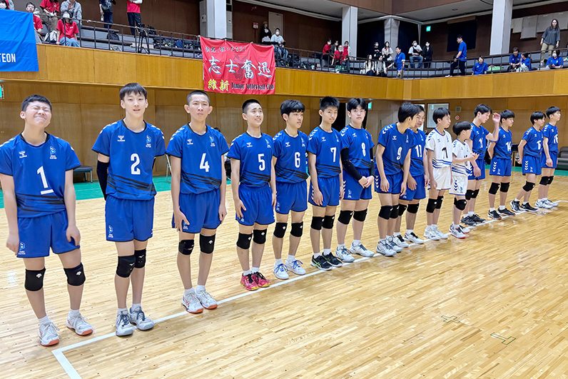 写真：整列する選手たち