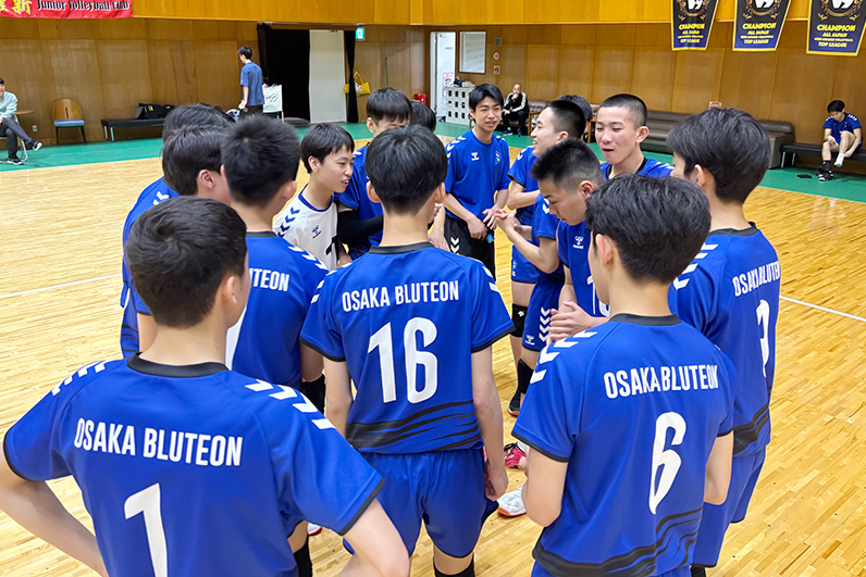 写真：コートに集まる選手たち