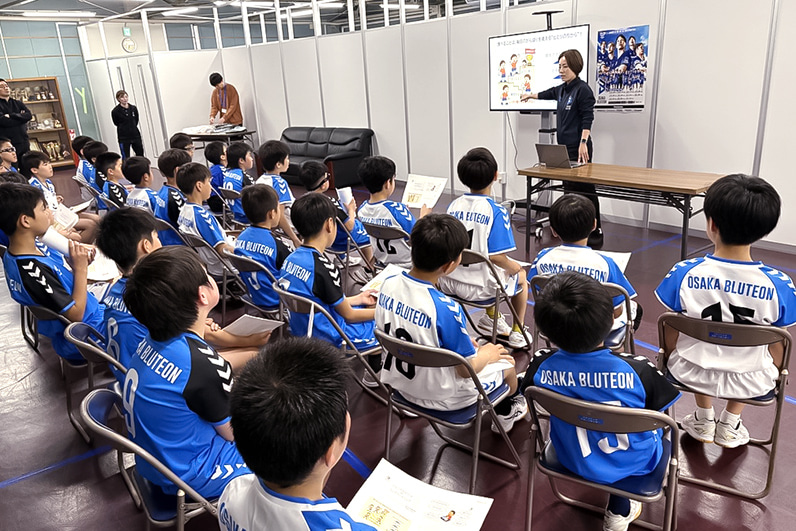写真：講習を受ける選手たちの様子