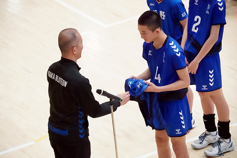 写真：表彰の様子（安間 颯亮選手）
