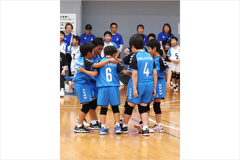 写真：円陣を組む選手たち