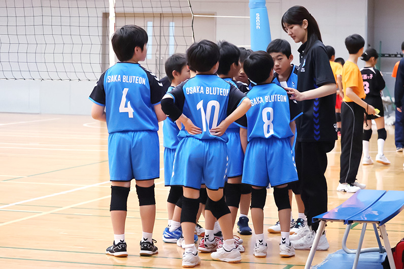 写真：円陣を組む選手たち