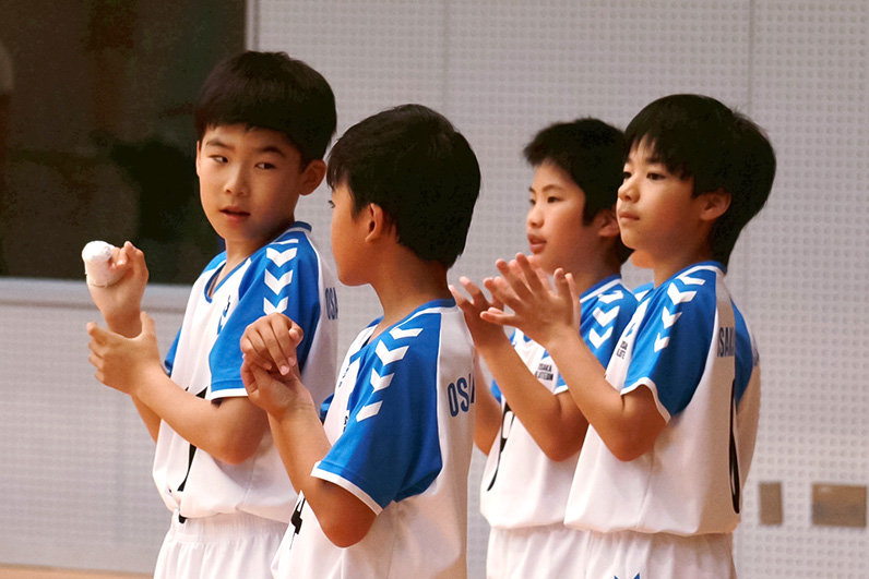 写真：応援をする選手たち
