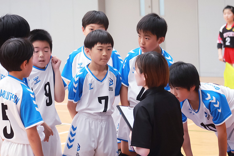 写真：話を聞く選手たち