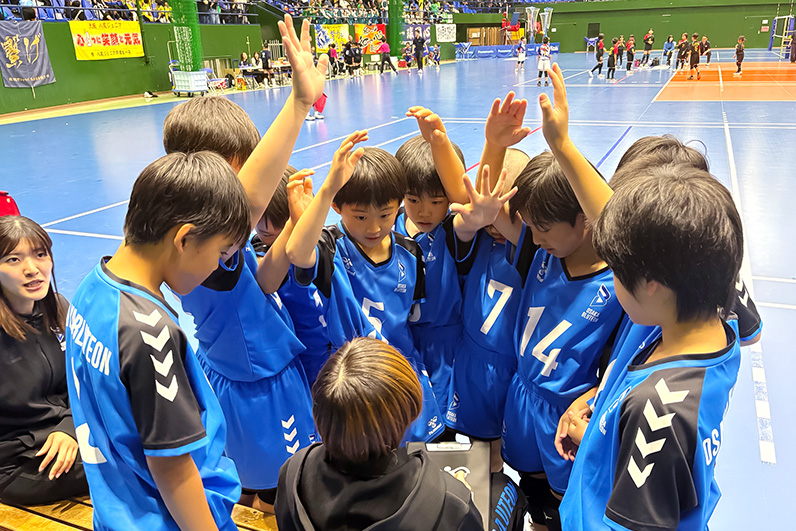 写真：円陣を組む選手たち