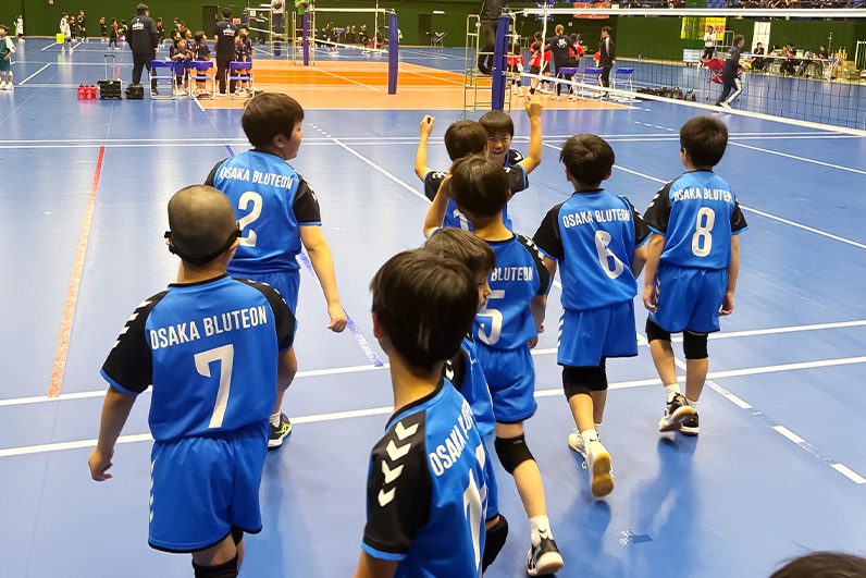 写真：コートに向かう選手たち