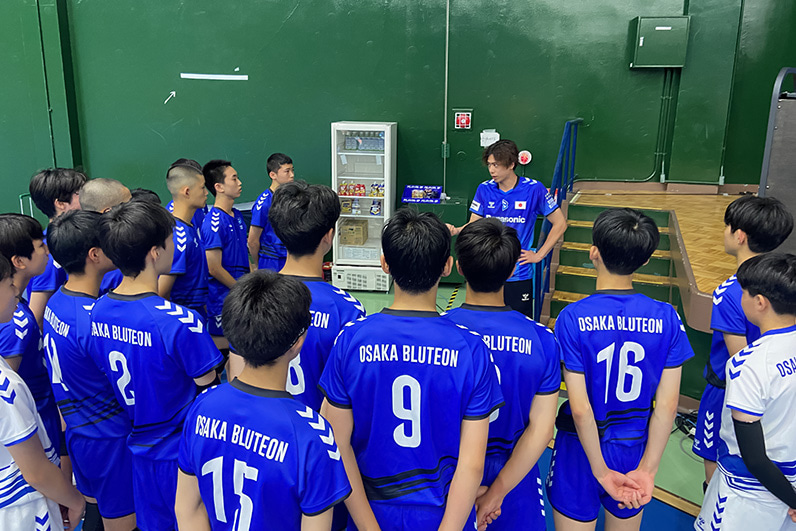 写真：仲本選手の話を聞くアカデミーの選手たち