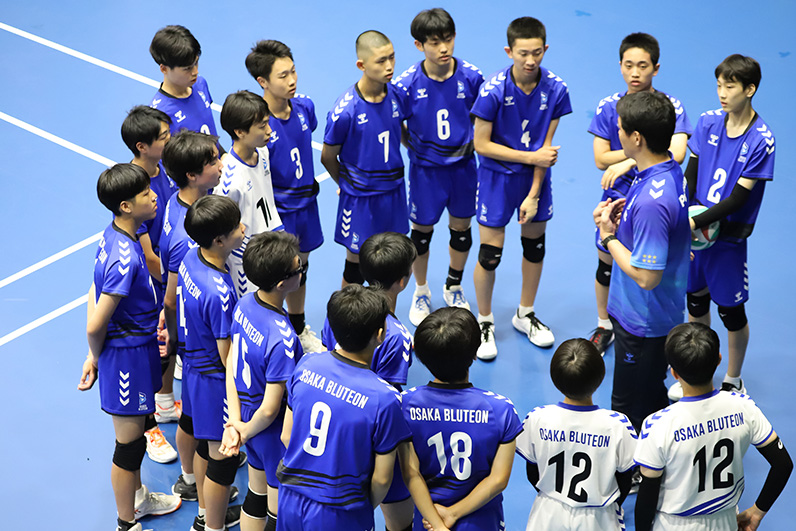 写真：白澤コーチの話を聞くアカデミーの選手たち