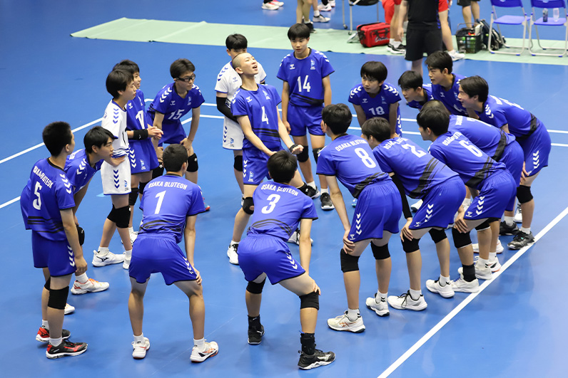 写真：円陣を組む選手たち