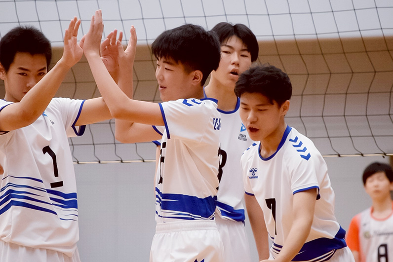 写真：ハイタッチをする選手