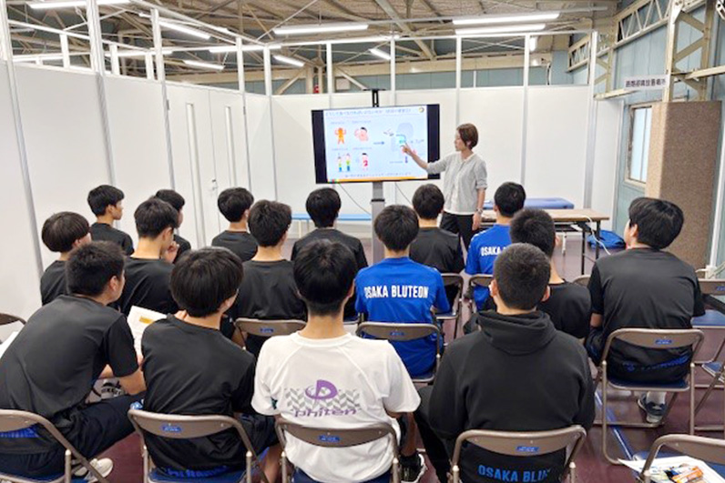 写真：講習を受ける選手たちの様子