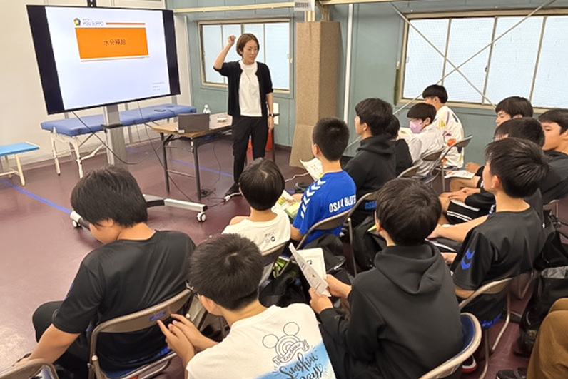 写真：講習を受ける選手たちの様子