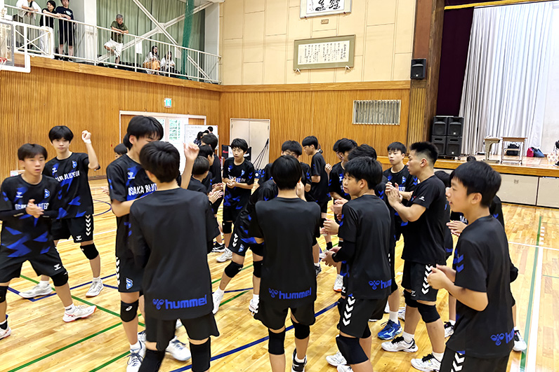 写真：コートで声を掛け合う選手たち