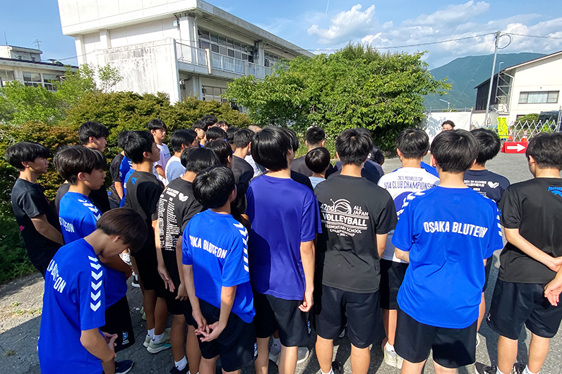 写真：集合する選手たち