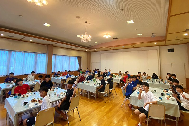 写真：食事中の選手の様子