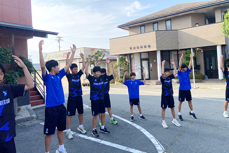 写真：準備運動をおこなう選手たち