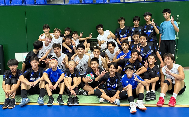 写真：大阪ブルテオンU15とK2 GLOBEATHLETE選手の集合写真