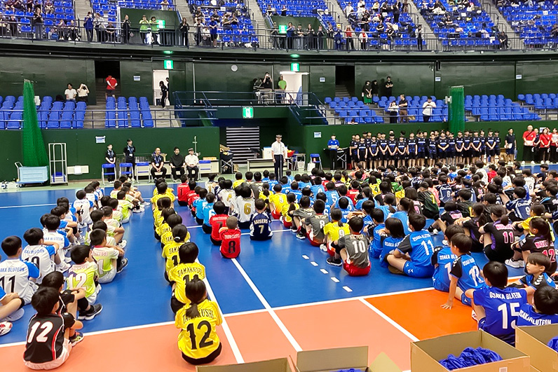 写真：整列し話を聞く選手たち