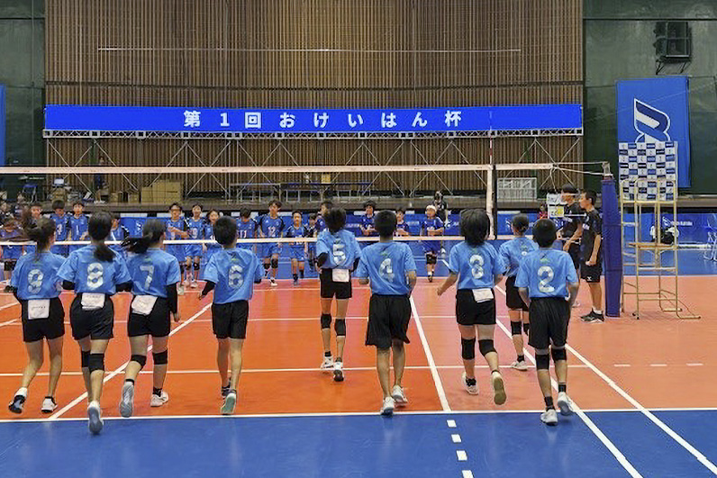 写真：コートに向かう選手たち