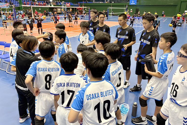 写真：U15選手が試合をサポートし、U12へアドバイスをする様子