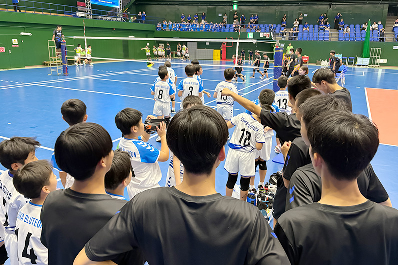 写真：U15選手が試合をサポートし、U12へアドバイスをする様子