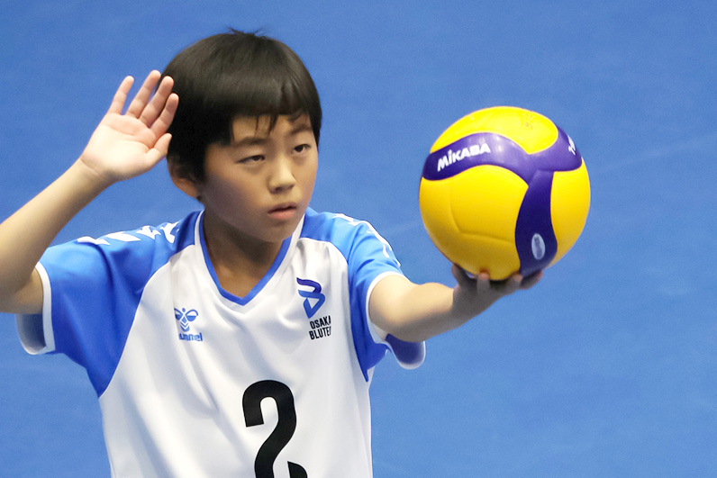 写真：U15選手が試合をサポートし、U12へアドバイスをする様子