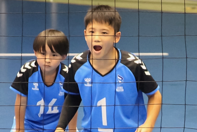 写真：U15選手が試合をサポートし、U12へアドバイスをする様子