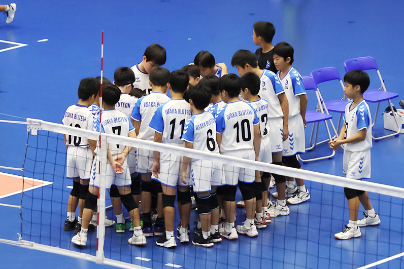 写真：コートに集まる選手たち