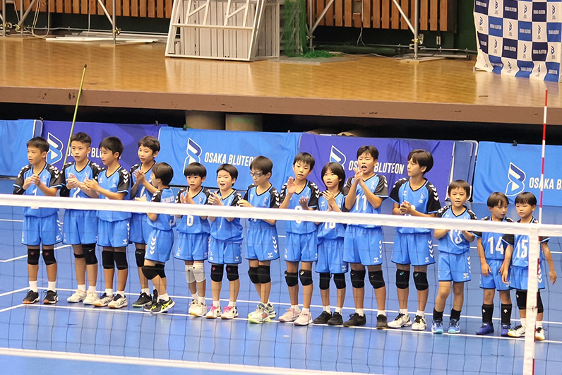 写真：整列する選手たち