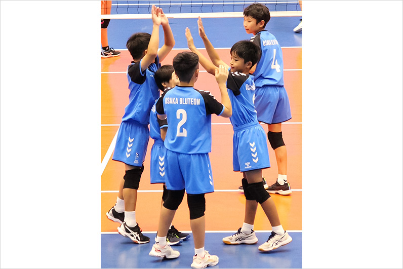 写真：コートに集まる選手たち