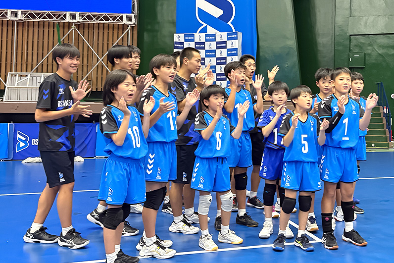 コート外で応援する選手たち