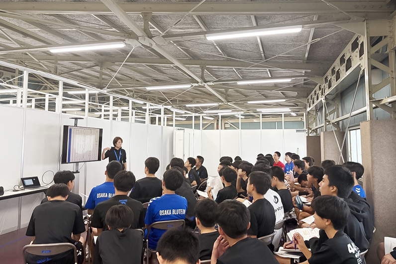 写真：講習を受ける選手たちの様子