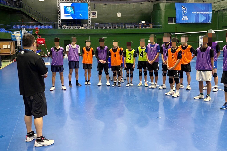 写真:梅川ダイレクターの話を聞く参加者たち