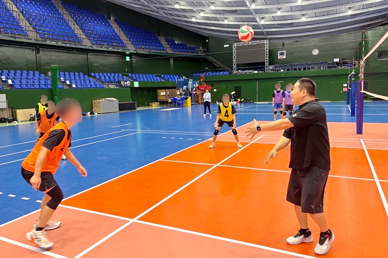 写真:練習をする参加者たち