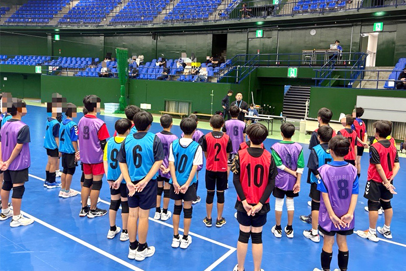 写真：梅川ダイレクターの話を聞く参加者たち