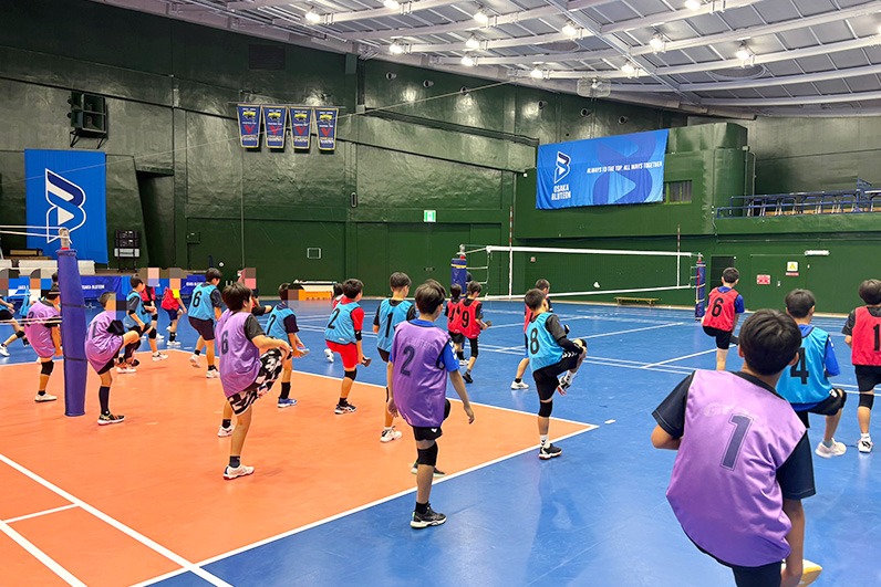 写真：練習をする参加者たち