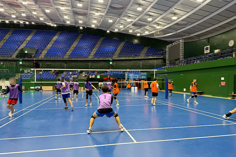 写真：練習をする参加者たち