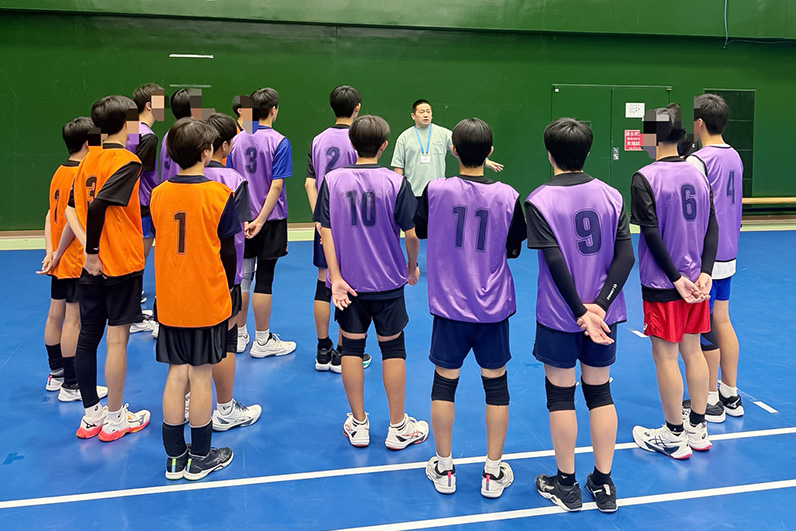 写真：梅川ダイレクターの話を聞く参加者たち