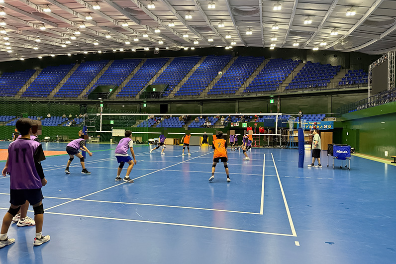 写真：練習をする参加者たち