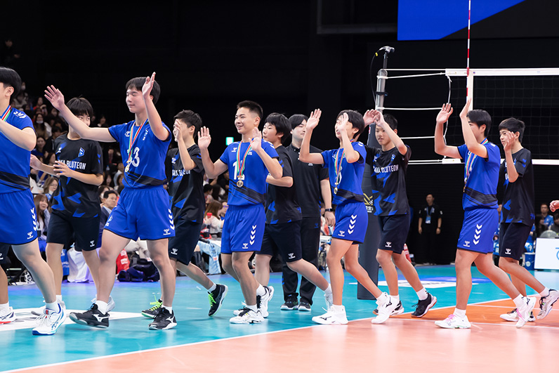 写真:手を振りながら歩く選手たち