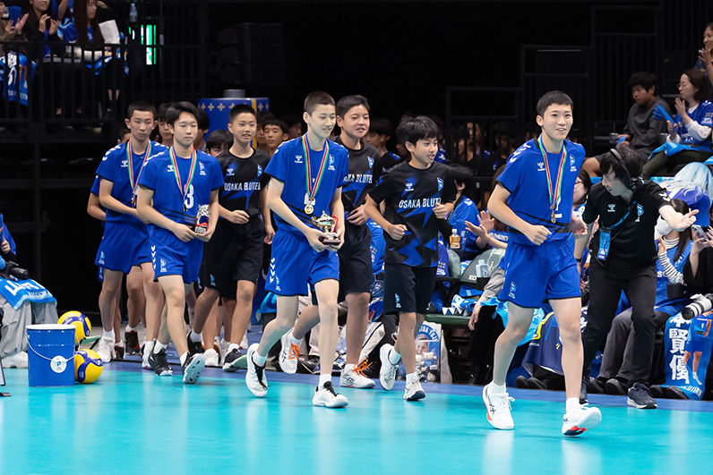 写真:コートへ走って入場する選手たち