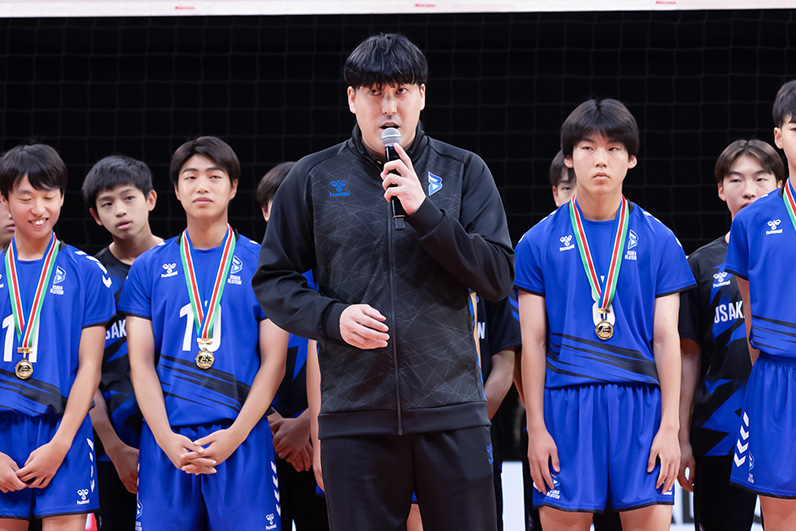 写真:挨拶をする吉村監督